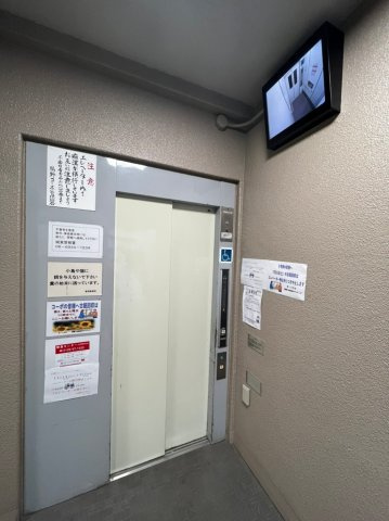 鴫野コーポ３号棟のその他共用部分|エレベーター内が見える庫内モニター付き。防犯性に優れ、夜間のご利用や一人乗りも安心です。