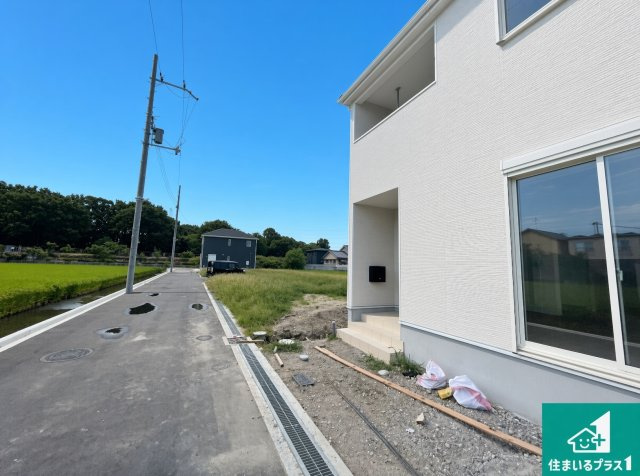 ■12日(土)13日(日)現地ご見学可能！　寝屋川市河北中町　第8期の前面道路含む現地写真|周辺は閑静な住宅街！前面道路広々で車の出し入れも便利です。駐車が苦手な方でも安心して車庫入れできます！