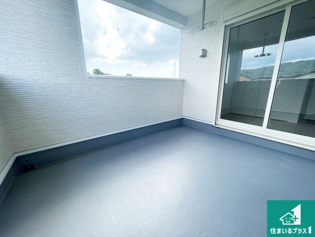 ■寝屋川市河北中町　第8期　新築一戸建てのバルコニー|ワイドバルコニーは洗濯物を干すスペースが広いのでご家族が多くても安心！