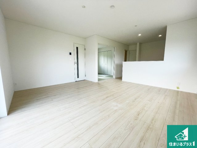 ■寝屋川市河北中町　第8期　新築一戸建ての居間・リビング|シンプルなリビングは、観葉植物等のインテリアを楽しめますね！パパ好みにも、ママ好みにも家具次第で雰囲気を変えることができます！