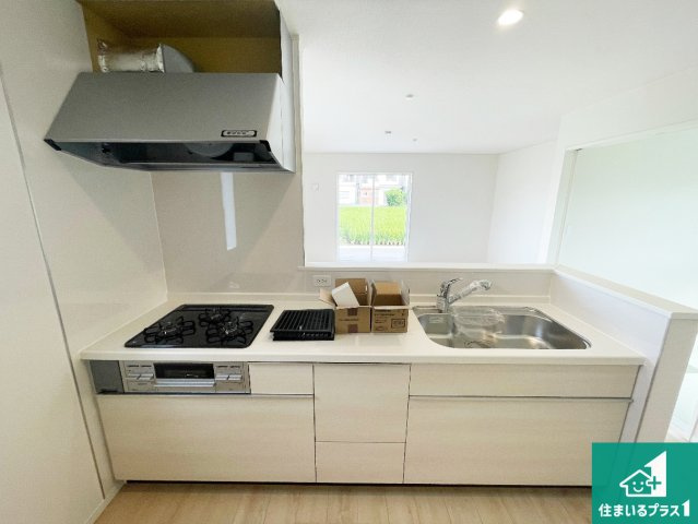 ■寝屋川市河北中町　第8期　新築一戸建てのキッチン|リビングと統一感があり、使い勝手のいいキッチン。広々としているので、二人並んで作業が出来ちゃいます。お子様と一緒に色々なお料理に挑戦できるスペースがあります。