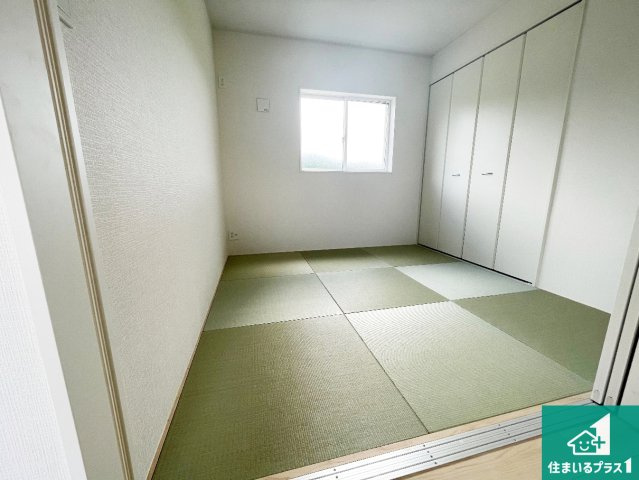 ■寝屋川市河北中町　第8期　新築一戸建ての和室|一室あると便利な和室は客間としてだけでなく、小さなお子様のプレイルームや食後のくつろぎスペースとしてもご利用いただけます。収納もついていますので大活躍間違いなし！