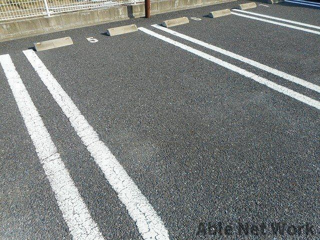 メゾンブリーズⅠの駐車場