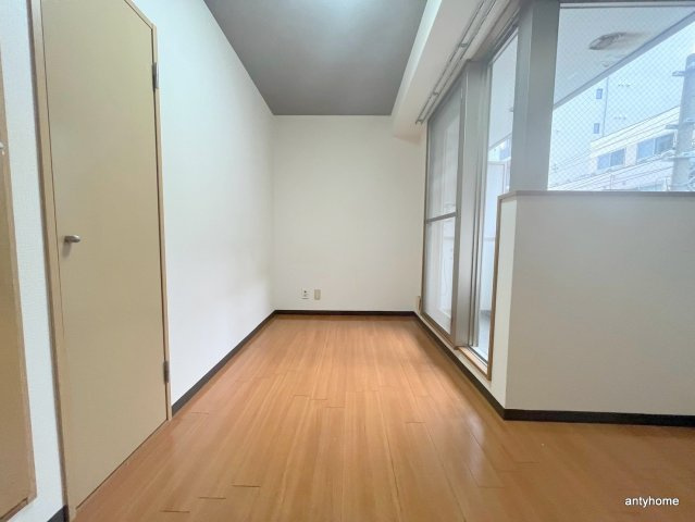 レフィナード恵美須　仲介手数料無料の居間・リビング