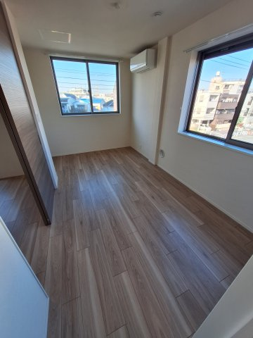サウサリート山本の居間・リビング|★※別号室の写真です　明るいフローリングの角部屋です★