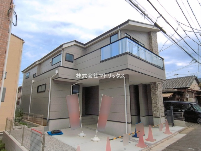 練馬区北町5丁目　26.4帖LDK×吹抜け×3面採光　大型邸宅の間取り|3(4)LDK+納戸+WIC+車庫2台分　敷地面積 131.69ｍ2　建物面積 136.84ｍ2