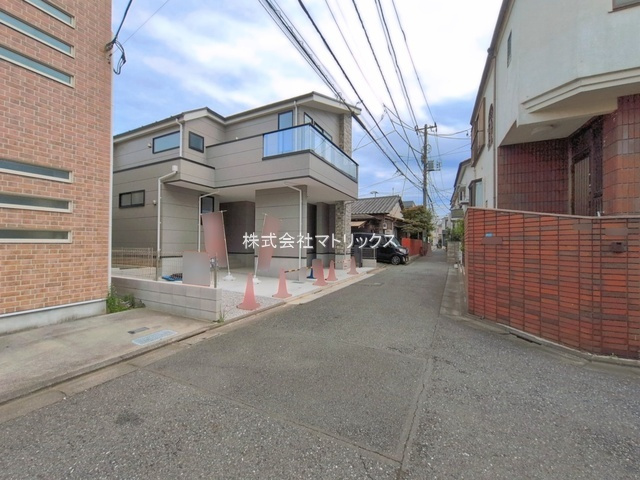 練馬区北町5丁目　26.4帖LDK×吹抜け×3面採光　大型邸宅の前面道路含む現地写真