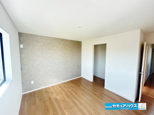 【同施工物件ご案内可能】東海市加木屋町仲新田　全1棟の洋室|【南側洋室7.5帖】 
◆広々とした居住空間は日々の暮らしを彩り、心のやすらぎと満足感を与えてくれます。通風と採光を考慮した設計は子供たちはのびのび育ち、家族でくつろぎと団らんを生み出します。　　　　