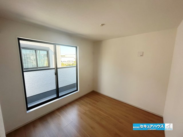 【同施工物件ご案内可能】東海市加木屋町仲新田　全1棟の内観：施工例|【洋室】
◆家族一人ひとりの大切なプライベート空間。趣味に合わせて使って頂けるようシンプルに仕上げてあります。暮らし心地を大きく左右する収納を、適材適所に配置し使い勝手を考慮しました。　