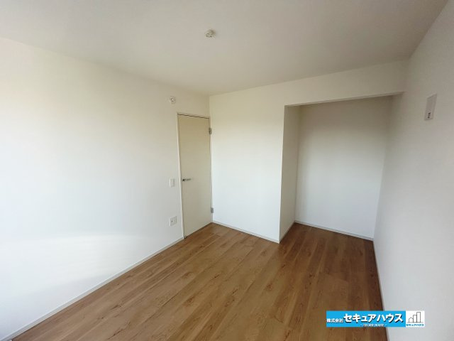 【同施工物件ご案内可能】東海市加木屋町仲新田　全1棟の洋室|【洋室4.5帖】
◆明るく開放感のある洋室は、ベッドやデスクなどの家具を配置しやすいゆとりある空間。寝室や子ども部屋、書斎など、ライフスタイルに合わせて活用できます。　　　　　　　　　　　　　　　　　