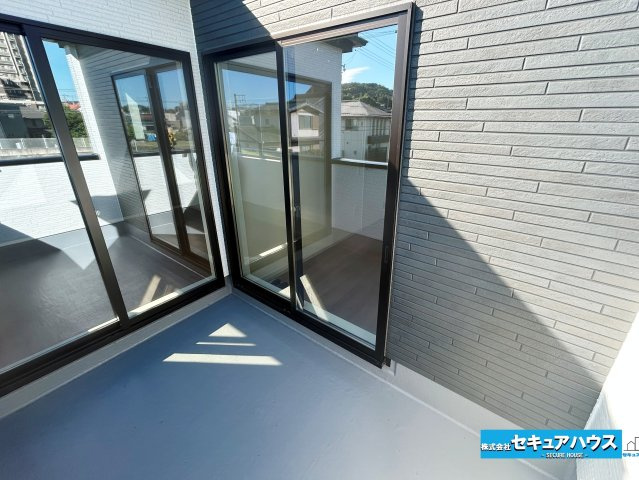 【同施工物件ご案内可能】東海市加木屋町仲新田　全1棟のバルコニー|【バルコニー】
◆見晴らしもよく、太陽の温かな温もりをめいっぱい受け止めてくれます。
太陽の光と爽やかな風を受けたお洗濯物はあっという間に乾き、取りこむ時には太陽の匂いを感じられそうですね。　