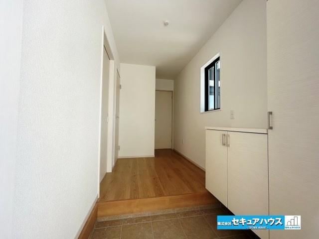 【本日ご案内可能】東海市加木屋町仲新田　全1棟の玄関|【玄関】
◆光が差し込み明るいです。気分も晴れやかになりますね。
◆玄関には、収納力のあるシューズクロークがございます。玄関まわりがすっきり片付きます。　