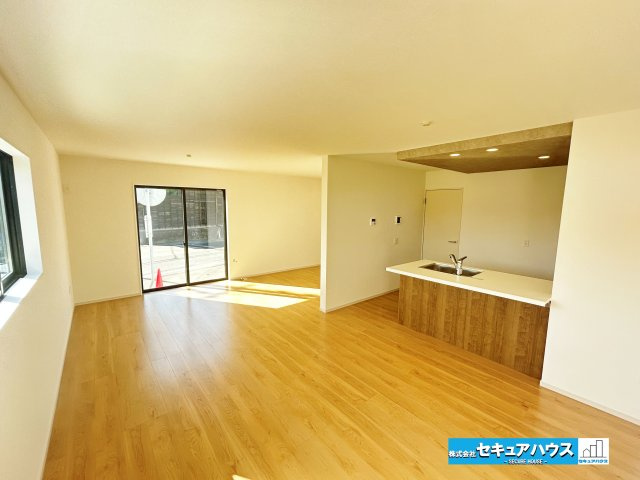 【同施工物件ご案内可能】東海市加木屋町仲新田　全1棟の居間・リビング|【LDK】
◆家族揃ってリビングで過ごすお休みの日が、楽しみになる場所となることでしょう。
◆対面式のオープンキッチンは、家事をしながら家族の様子が一目でわかる安心＆便利設備♪