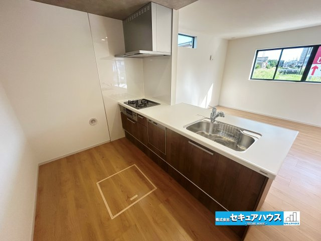 【同施工物件ご案内可能】東海市加木屋町仲新田　全1棟のキッチン|【キッチン】
◆「焼く・蒸す・煮る」の工程を同時進行で進めることができるので、料理を素早く作ることができます。
◆食洗機をオプションでつけることも可能なシステムキッチンです。