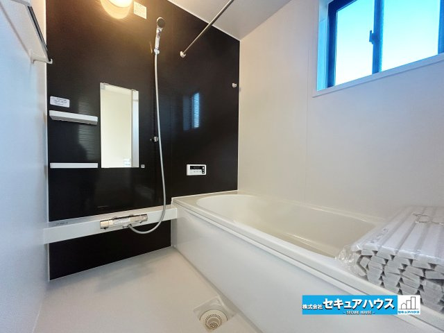 【本日ご案内可能】東海市加木屋町仲新田　全1棟の浴室|【浴室】
◆アクセントパネルで落ち着きのある雰囲気を演出し、毎日の疲れを癒やすバスタイムを過ごせます。
◆窓付きで、カビの繁殖を抑える効果があります。
◆オプションでお好きなサイズの鏡を設置できます。