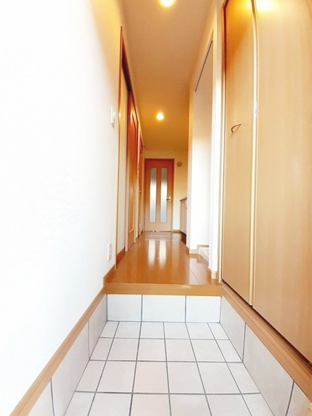 春日部市八丁目の賃貸マンションの玄関