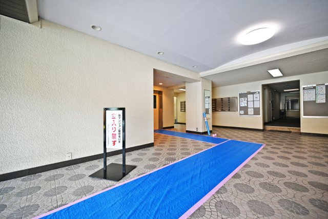 ダイヤシャトー千里のエントランス|清掃が行き届いたマンション内で、毎日快適に過ごせます。