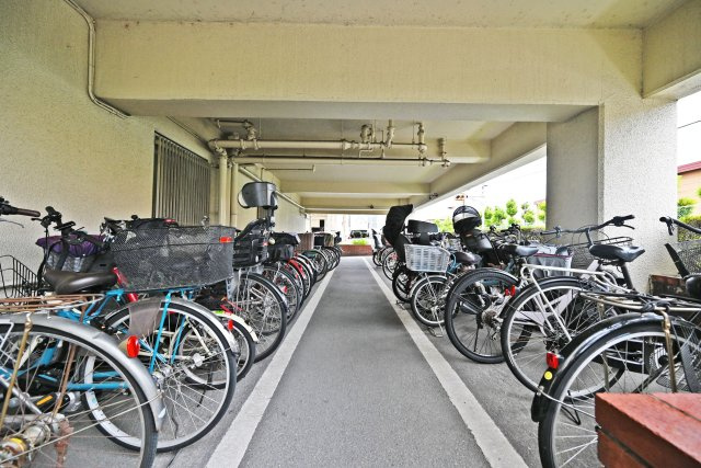 ダイヤシャトー千里の駐輪場|敷地内に駐輪場を備えています。通勤・通学やお買い物など、自転車を利用する機会が多い方にも便利な共用設備です。
