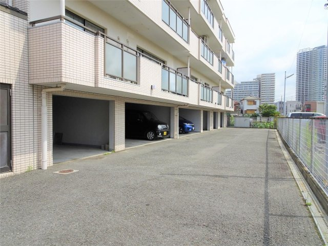 摂津シティフラッツの駐車場