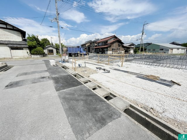 愛知郡愛荘町山川原　第2期　新築一戸建ての前面道路含む現地写真|現在の進捗状況です！順調に作業進行中、完成が待ち遠しいです！詳細の間取り等、お気軽にお問い合わせください！
