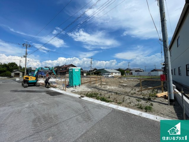 愛知郡愛荘町山川原　第2期　新築一戸建ての前面道路含む現地写真|周辺は落ち着いた街並みの住宅地！子育てがしやすい住環境です！まだ未完成ですが、現地でしかわからない事もございます。是非一度ご覧ください。
