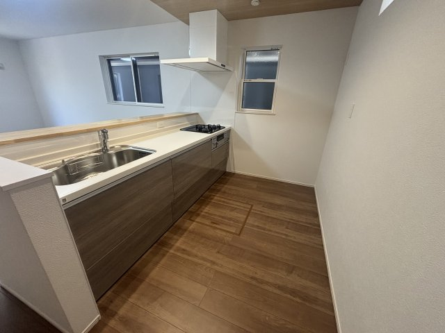 佐伯区五日市中央6丁目のキッチン|対面式キッチンからLDK側へ視線を向けやすく、調理や片付けをしながら家族と同じ空間で過ごせます。シンクまわりに作業スペースを確保し、下ごしらえから配膳まで動きをつなげやすい配置です。