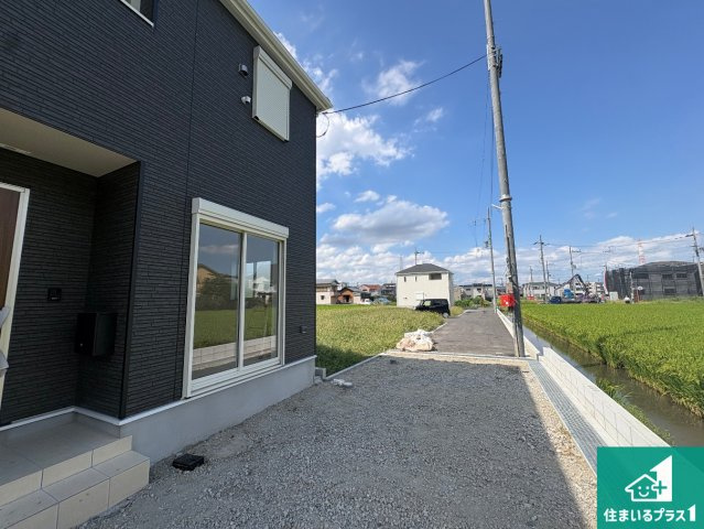 ■寝屋川市河北中町　第8期　新築一戸建ての前面道路含む現地写真|周辺は閑静な住宅街！前面道路広々で車の出し入れも便利です。駐車が苦手な方でも安心して車庫入れできます！