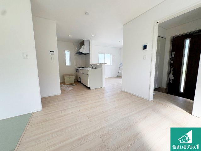 ■寝屋川市河北中町　第8期　新築一戸建ての居間・リビング|日当たり良好の明るいリビングで朝の目覚めもスッキリできそう！対面キッチンでご家族のコミュニケーションも自然と増える設計！小さなお子様が遊ぶスペースを作っても広々とくつろげるLDK！