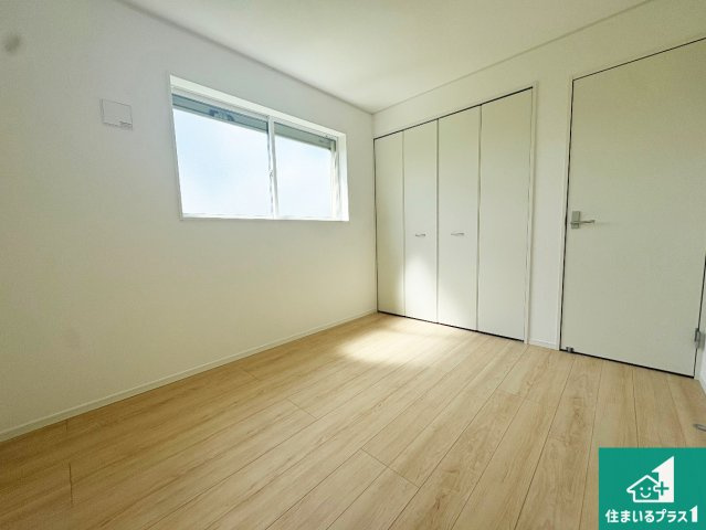 ■寝屋川市河北中町　第8期　新築一戸建ての洋室|シンプルな洋室は、自分好みのインテリアが楽しめます♪ご家族とインテリアや家具を選びに行くのは新築購入時の醍醐味の一つです。ぜひお楽しみください♪