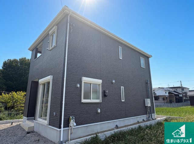 ■寝屋川市河北中町　第8期　新築一戸建ての外観|安心の10年保証！外観を美しく保ち、雨水で汚れを落とします！気になることがありましたら、お気軽にお問い合わせください！