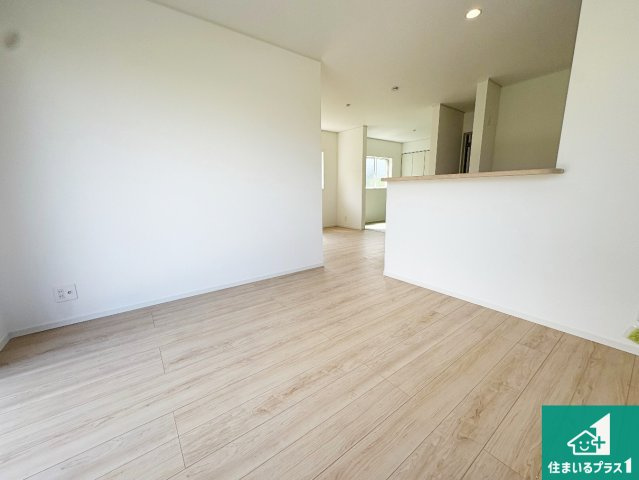 ■寝屋川市河北中町　第8期　新築一戸建ての居間・リビング|シンプルなリビングは、観葉植物等のインテリアを楽しめますね！パパ好みにも、ママ好みにも家具次第で雰囲気を変えることができます！