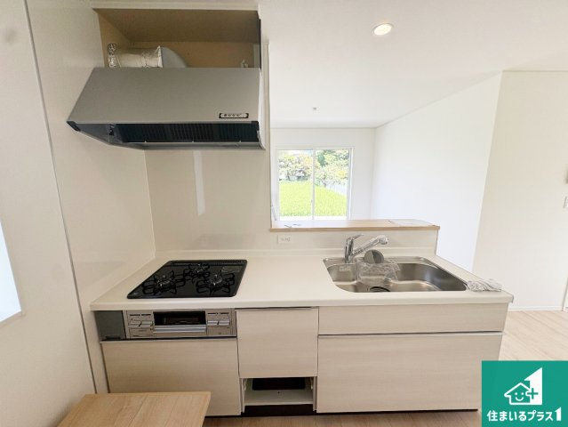 ■寝屋川市河北中町　第8期　新築一戸建てのキッチン|リビングと統一感があり、使い勝手のいいキッチン。広々としているので、二人並んで作業が出来ちゃいます。お子様と一緒に色々なお料理に挑戦できるスペースがあります。