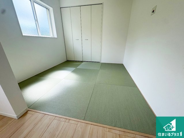 ■寝屋川市河北中町　第8期　新築一戸建ての和室|一室あると便利な和室は客間としてだけでなく、小さなお子様のプレイルームや食後のくつろぎスペースとしてもご利用いただけます。収納もついていますので大活躍間違いなし！