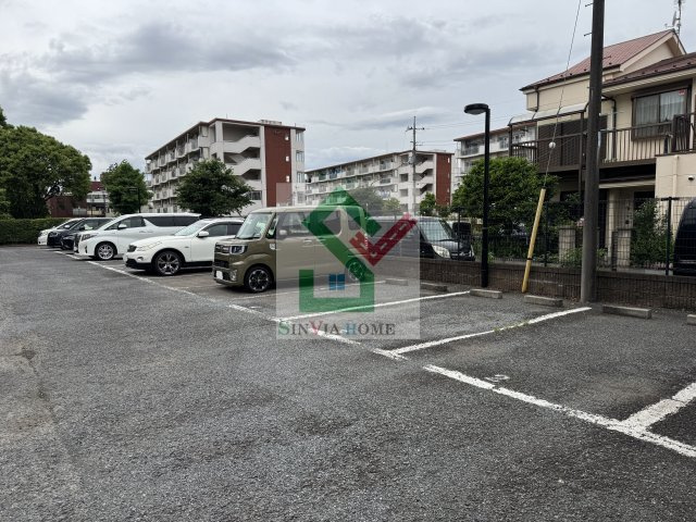 アヴェニール竹丘の駐車場