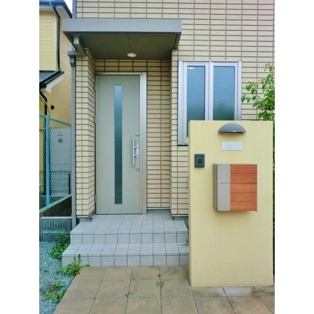 ラフィネ小松B棟のエントランス
