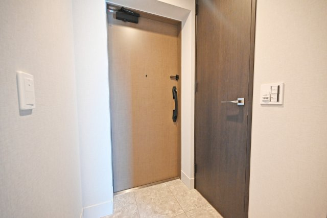 ザ・パークハウス大阪梅田タワーの玄関|玄関のすぐ横には土間続きのシューズインクローゼット有り。靴はもちろん色んなものをまとめて収納できます。