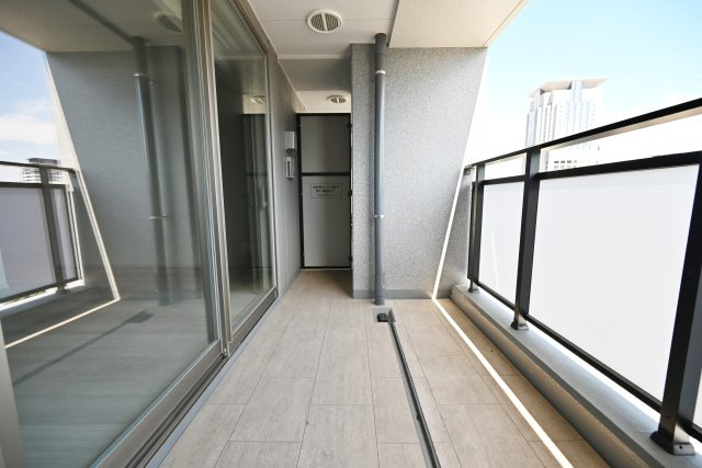 ザ・パークハウス大阪梅田タワーのバルコニー|南向きバルコニーは陽当たり良好。眺望も良好ですので、天気のいい日には気分転換にのんびりできる空間です。