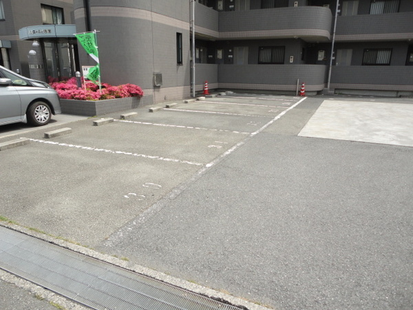 ルミエール壱番館の駐車場