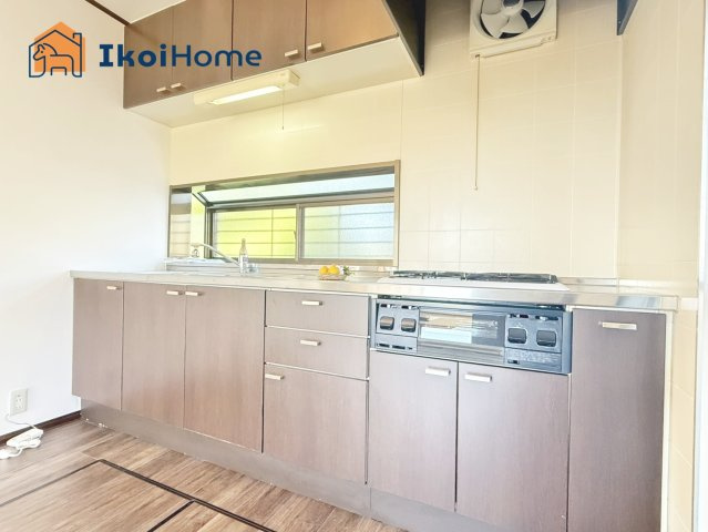 神戸市西区神出町東　中古戸建のキッチン|●年中無休：当日予約可●キッチンの上部にも収納があります！壁付けキッチンで広くご使用いただけます！