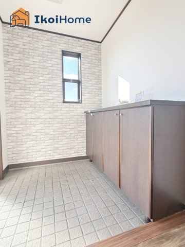 神戸市西区神出町東　中古戸建の玄関|●年中無休：当日予約可●お子様も自分で靴がしまいやすい下駄箱の設置もございます！