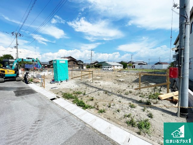 愛知郡愛荘町山川原　第2期　新築一戸建ての前面道路含む現地写真|周辺は落ち着いた街並みの住宅地！子育てがしやすい住環境です！まだ未完成ですが、現地でしかわからない事もございます。是非一度ご覧ください。
