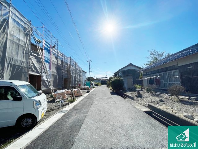 愛知郡愛荘町山川原　第2期　新築一戸建ての前面道路含む現地写真|周辺は落ち着いた街並みの住宅地！子育てがしやすい住環境です！まだ未完成ですが、現地でしかわからない事もございます。是非一度ご覧ください。
