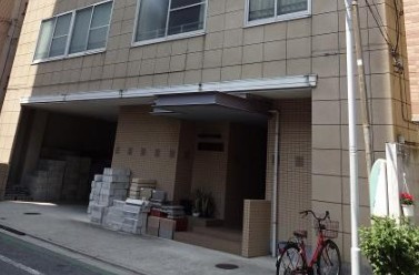 雄治ビルのエントランス