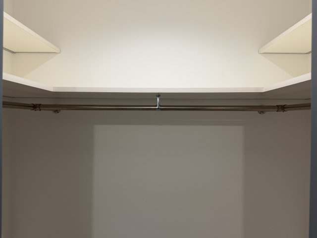 広々テラス付き3LDK／室内フルリノベーション／横浜浦島丘ヒルズの収納|奥行きのあるウォークインクローゼット収納は、主寝室約6.8帖に設置されております。