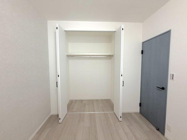 広々テラス付き3LDK／室内フルリノベーション／横浜浦島丘ヒルズの収納|クローゼット収納は天井付近まであり、背が高く奥行きがありますので、十分な収納力です。