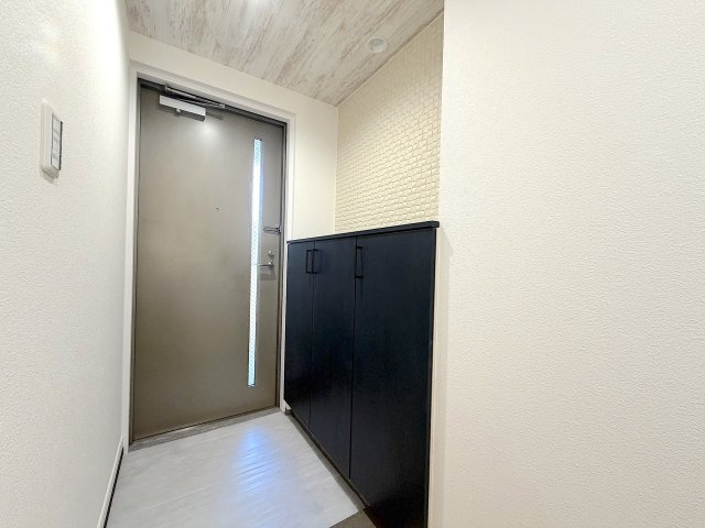 広々テラス付き3LDK／室内フルリノベーション／横浜浦島丘ヒルズの玄関|玄関スペースの壁面や天井もリフォームで装飾されており、デザイン性豊かな室内空間です。