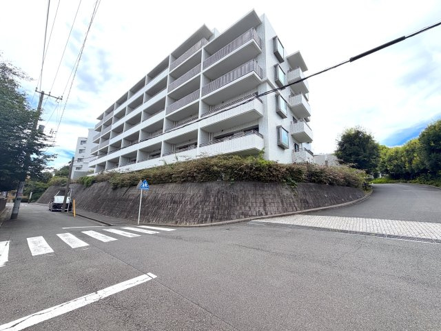 広々テラス付き3LDK／室内フルリノベーション／横浜浦島丘ヒルズの外観|閑静な住宅地の高台に存する、総戸数130戸の低層レジデンス（旧：三菱地所株式会社分譲）周囲に大きな建物がなく、陽当たり良好です！