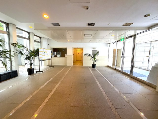 広々テラス付き3LDK／室内フルリノベーション／横浜浦島丘ヒルズのロビー|オートロック完備のエントランス。