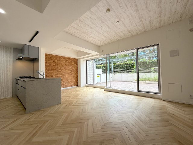 広々テラス付き3LDK／室内フルリノベーション／横浜浦島丘ヒルズの居間・リビング|南西向きのため、陽当たり良好なLDK約17.5帖！広々として開放感があります！