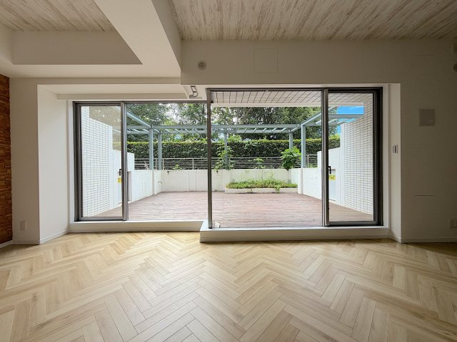 広々テラス付き3LDK／室内フルリノベーション／横浜浦島丘ヒルズの展望|奥行きのあるテラスを眺めるリビング。
植栽の緑を眺める景観で、落ち着いた暮らしです。
横長の窓が大きく室内が明るいです。